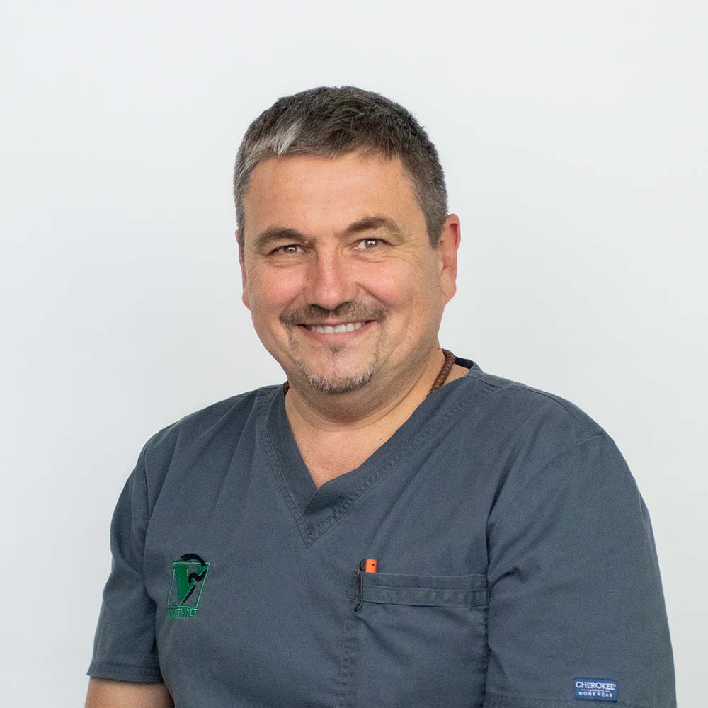 Zdjęcie portretowe, w lekarskim fartuchu, chirurga Macieja Mikłusza z Kliniki Multiwet w Warszawie.